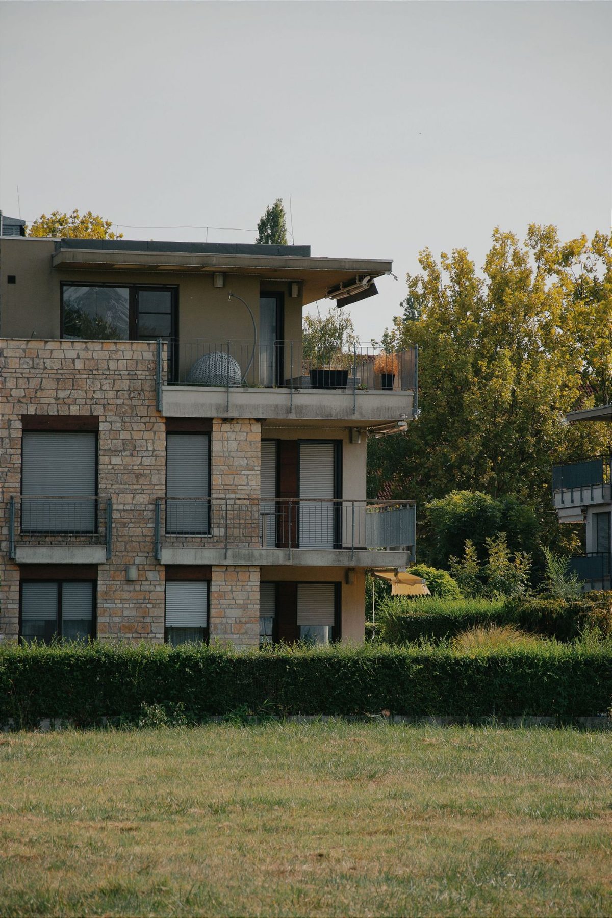 Moderní bytová novostavba se zelení